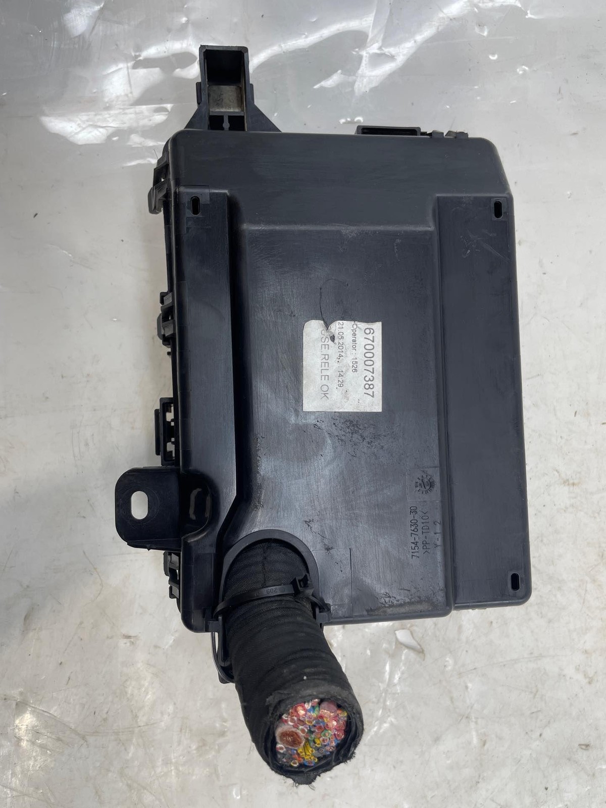 2014-2017 Maserati Quattroporte Engine Relay Fuse Box OEM 670007387