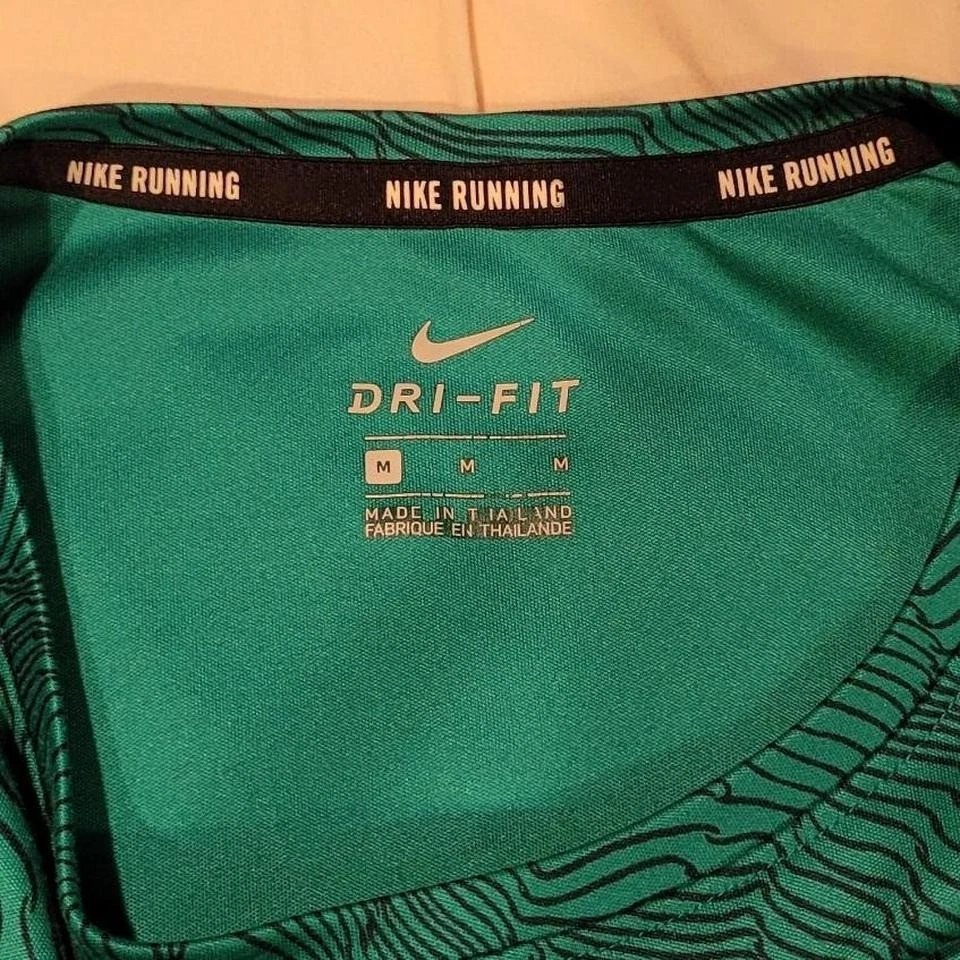 Camisa Nike Running Dri-Fit manga longa design cartografia onda azul feminina M - Imagem 3 de 4