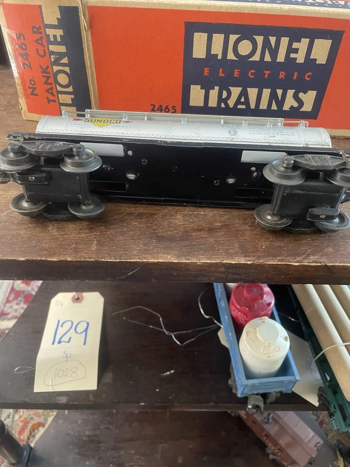 Lionel Postwar O-Gauge No. 2465 Sunoco Tank Car with Coil Couplers Early Version - Image 2 of 4