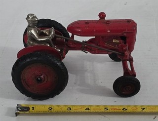 X 271 VINTAGE 1930/40'S CAST IRON ARCADE FARMALL A CULTI VISION TOY TRACTOR