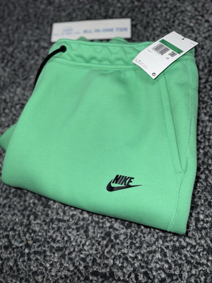 Men Nike Tech Fleece Joggers Summer Green/Black Men XL New With Tags FB8002-363