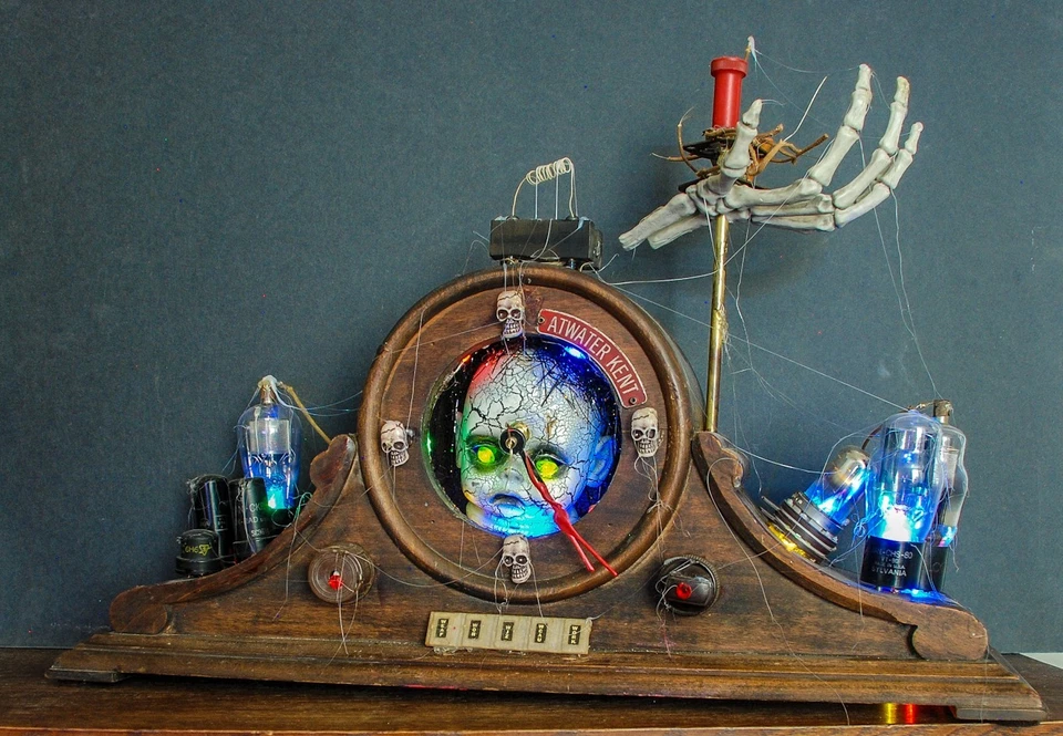 Reloj de abrigo de Halloween - Radio (inmitación) con cabeza encogida y ojos esmeralda brillantes Foto 4 de 4