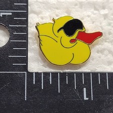 DUCK WITH SUN GLASSES HAT LAPEL PIN PIN BACK USED GG3316 