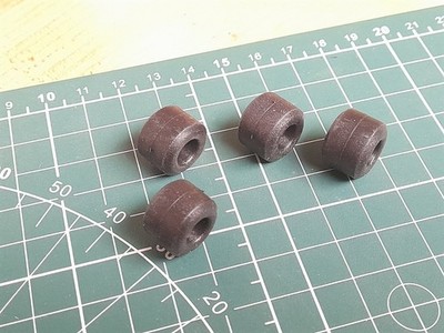 4x Gummi Autoreifen Chunky Large Size Modellautos Bus, Monstertruck Maßstab 1:43