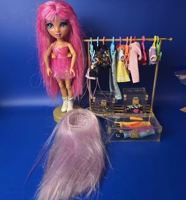 Rainbow High Avery Styles Fashion Studio Set mit Puppe mit Zubehör & Perücken