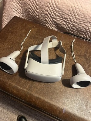Oculus Quest 2 Virtual Reality Headset with controllers (broken plastic inside)