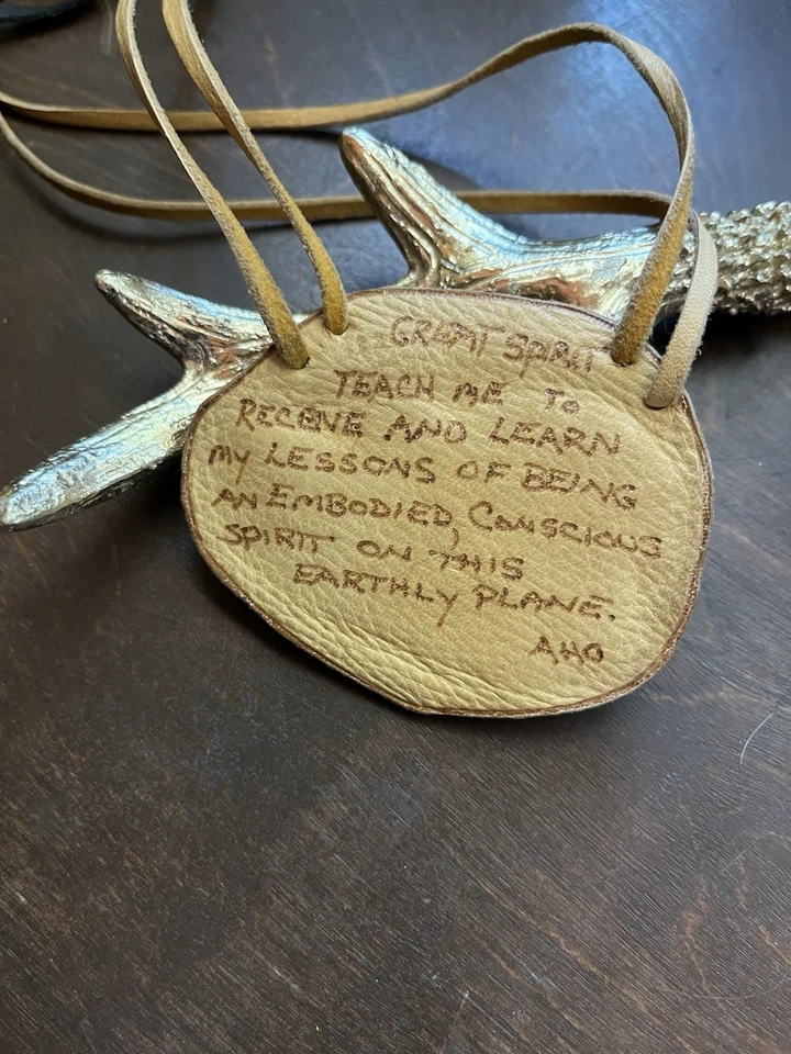 Talismán artesanal único en su clase madera petrificada y piel de ciervo INTUICIÓN Foto 2 de 2