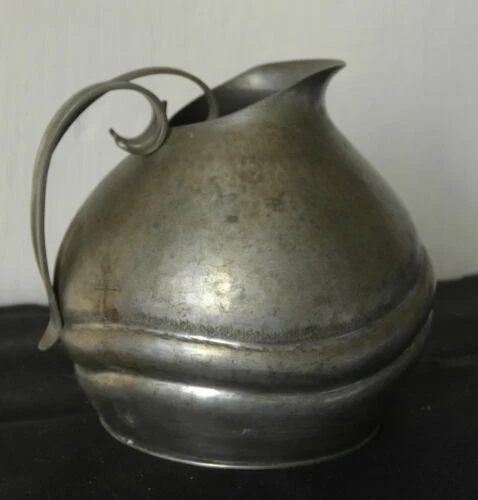 Objets du XXe siècle et récents en etain art déco