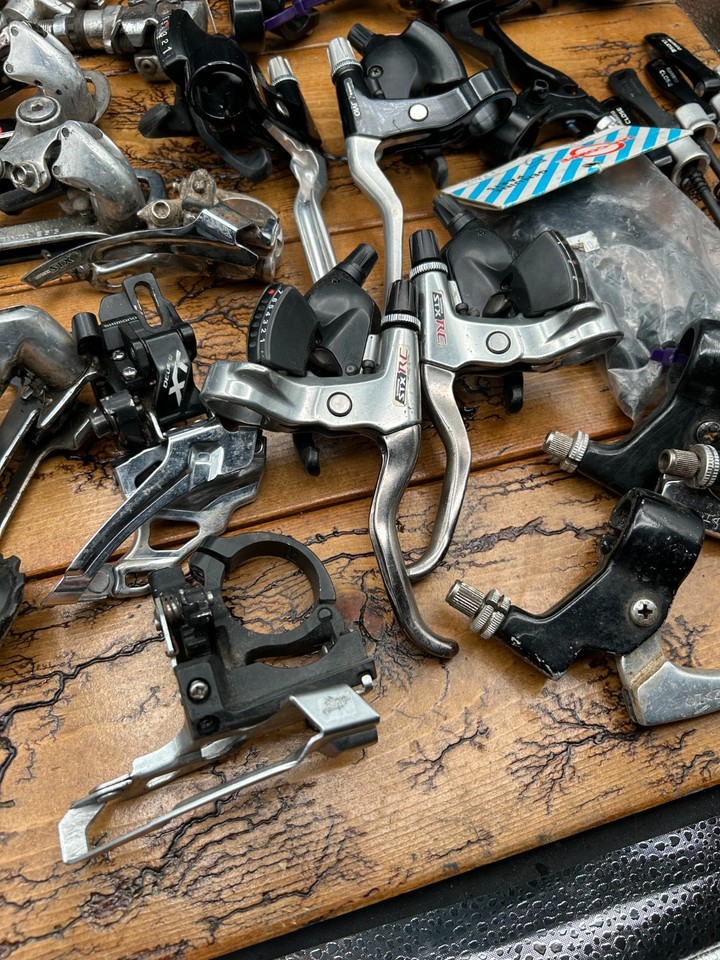 20II94 ASSORTED BIKE PARTS: PEDALS, DERAILLEURS, LEVERS, ET 20II94 ASSORTED BIKE PARTS: PEDALS, DERAILLEURS, LEVERS, ET