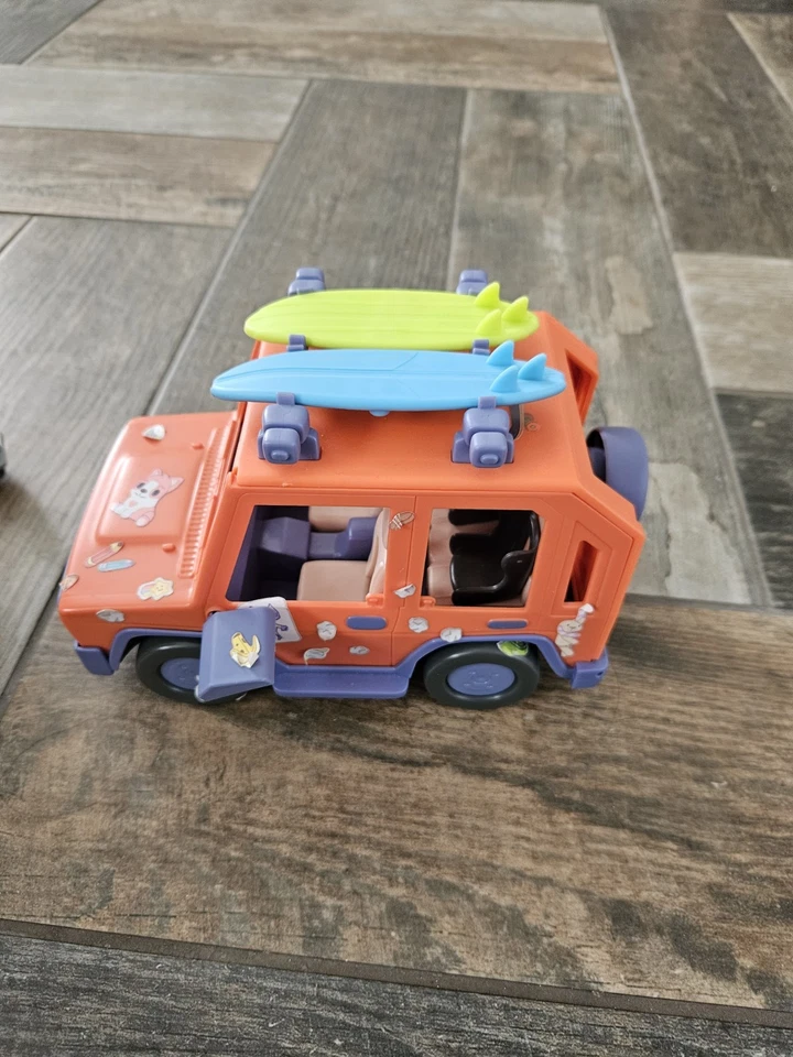 Bluey Family Cruiser & Campervan Playset With Three Figurines - Image 4 of 4