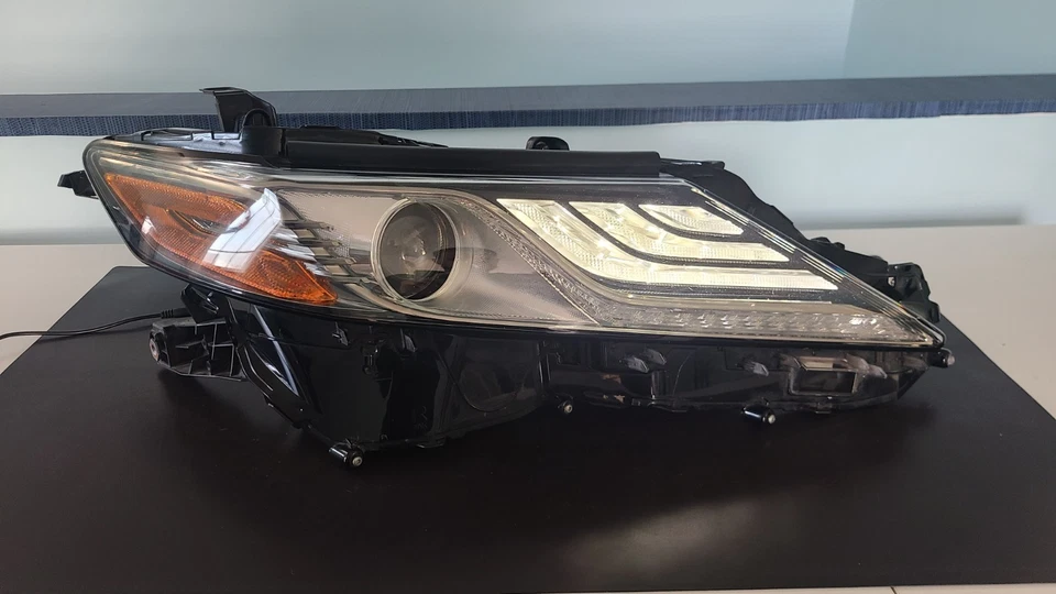 Faro derecho LED proyector Toyota Camry 2018-2024 usado OEM 81110-06D72 Foto 3 de 4