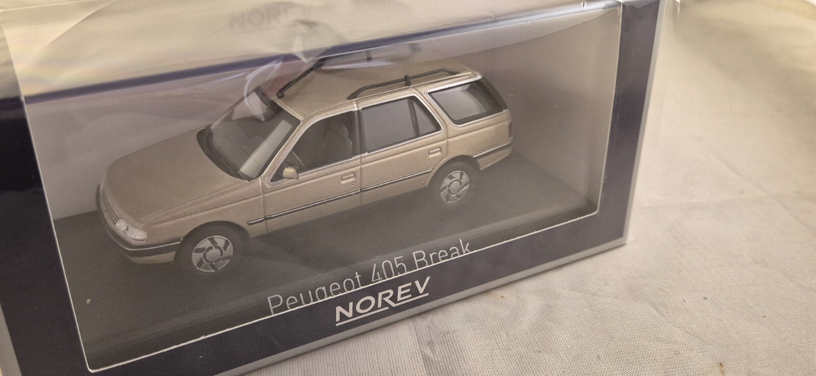 Peugeot 405 Break 1991 miniature Norev 1/43 idée cadeau nostalgie homme