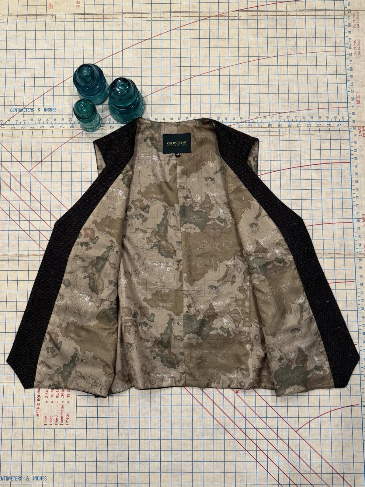 Celtic Gents of Irish Heritage Tweed Vest Charcoal Grey Mens Size 48 - product detail image 3