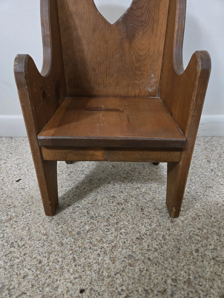Silla marrón pequeña vintage hecha a mano de madera maciza corazón granja campo niño/niños Foto 3 de 4