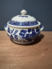 Vintage Churchill England  Blue White Willow Covered Casserole Dish