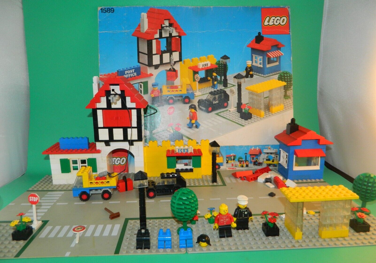 Vintage LEGO Set 1589 Town Square Classic Town Box 1970s
