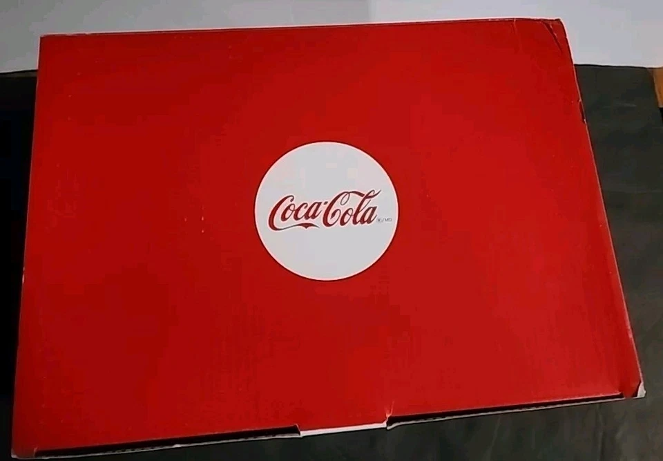 Coca-Cola Retro 6 Can Mini Cooler With 10 Watt Bluetooth Speaker NEW - Image 2 of 4