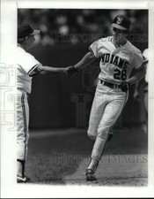 1986 Press Photo Cory Snyder congradulated by 3rd base coach John Goryl