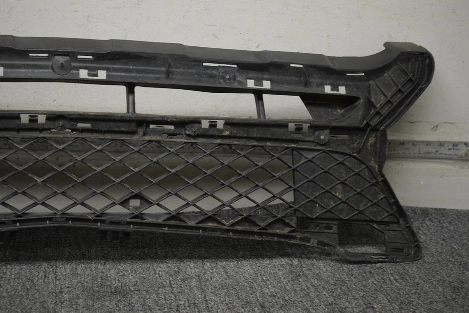 Mercedes Benz GLK250 2013-2015 parrilla central inferior OEM de fábrica Foto 3 de 4