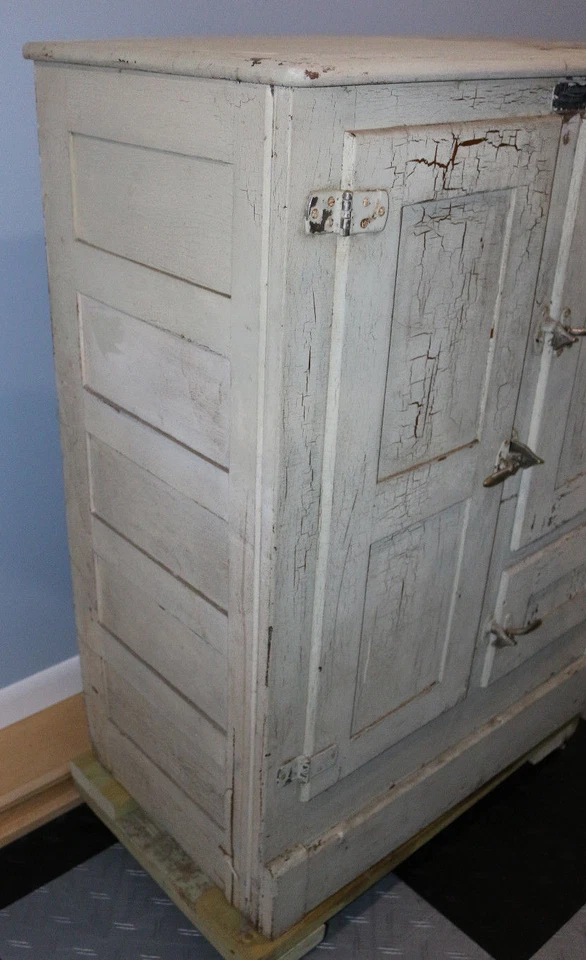 Antigua caja de hielo sanitaria de madera de roble pintada RECIENTEMENTE DESCUBIERTA Foto 2 de 4