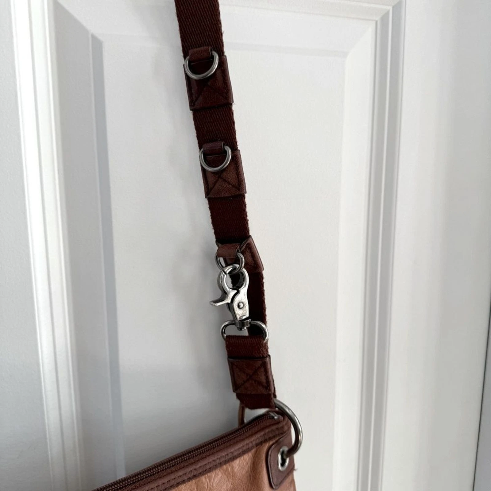 Borsa a tracolla The Sak in pelle rivettata oro argento