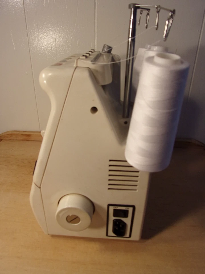 丰田 6700 Serger 3/4 螺纹缝纫机带手提存储盒-已测试! — 第 4/4 张图片