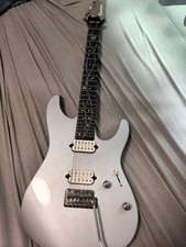 Chitarra elettrica firmata Ibanez Tim Henson HH argento con intarsio vite