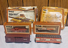 lot of Vintage Tyco train cars signs and lighted shack 6 total pieces HO Scale