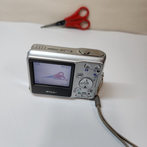 Nikon Coolpix L4 Compact Digital Camera Silver + AA Batteries & SD Card Tested + - Picture 7 of 10