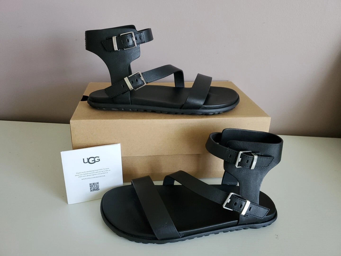 UGG Sandalo donna con cinturino Solivan nero e cinturino 1125018 US 6 EU 37