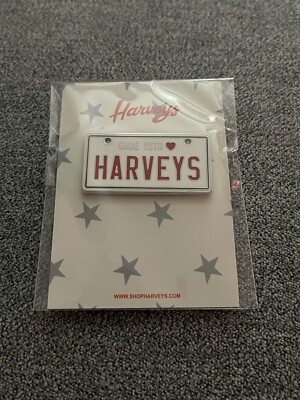 Harveys Nummernschild Pin