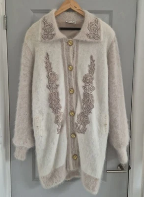 Cindrela Angora Strickjacke Gr. L weiß Perlen bestickt Schmuck Vintage 90er - Bild 1 von 4