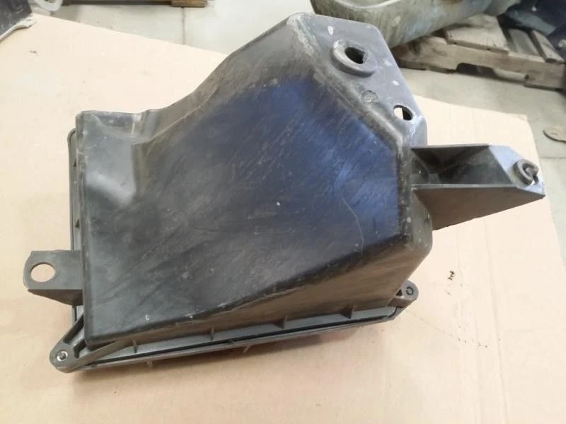 04 PONTIAC GTO 81k 5.7L LS1 6spd OEM USED Air Cleaner Box Assembly 15552 - Image 2 of 4