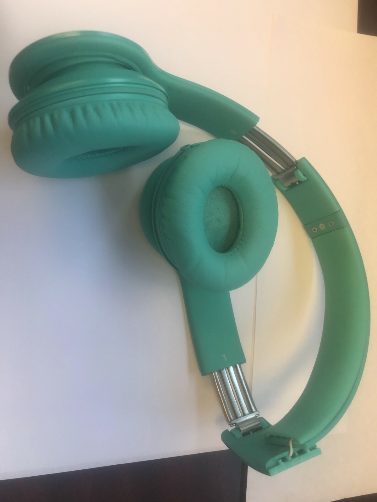 BEATS SOLO HD MODEL H3513 WIRED HEADPHONES NOT WORKING & FOR PARTS