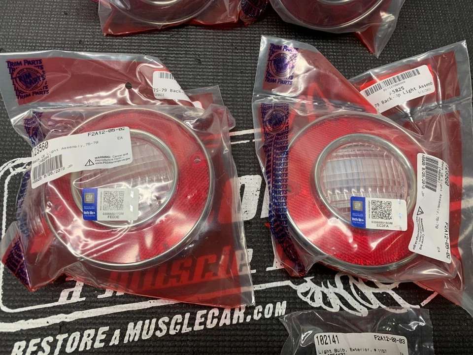 Conjunto de lanterna traseira Chevrolet Corvette 1975-1979 com luzes de apoio mostra kit correto - Imagem 3 de 4