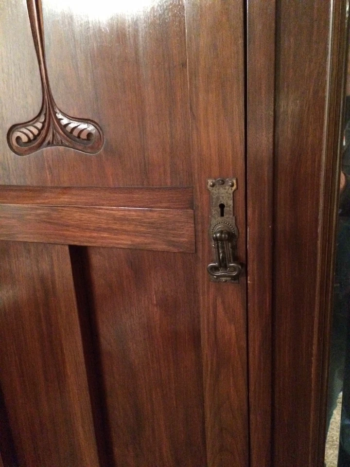 Armario de nogal inglés de principios de siglo 1900. Foto 2 de 4
