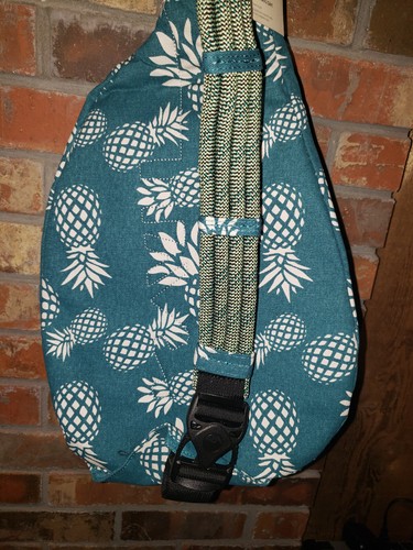 Bolsa de cabestrillo de cuerda Kavu azul azulado con estampado de piña - Imagen 4 de 15