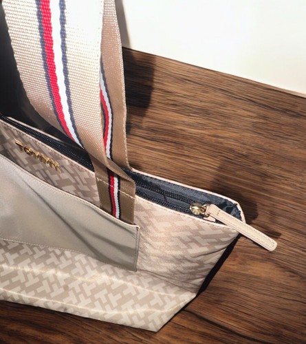 Tommy Hilfiger Large Beige Monogram Canvas Tote Hand Bag 69J9976 New NWOT - Picture 4 of 15
