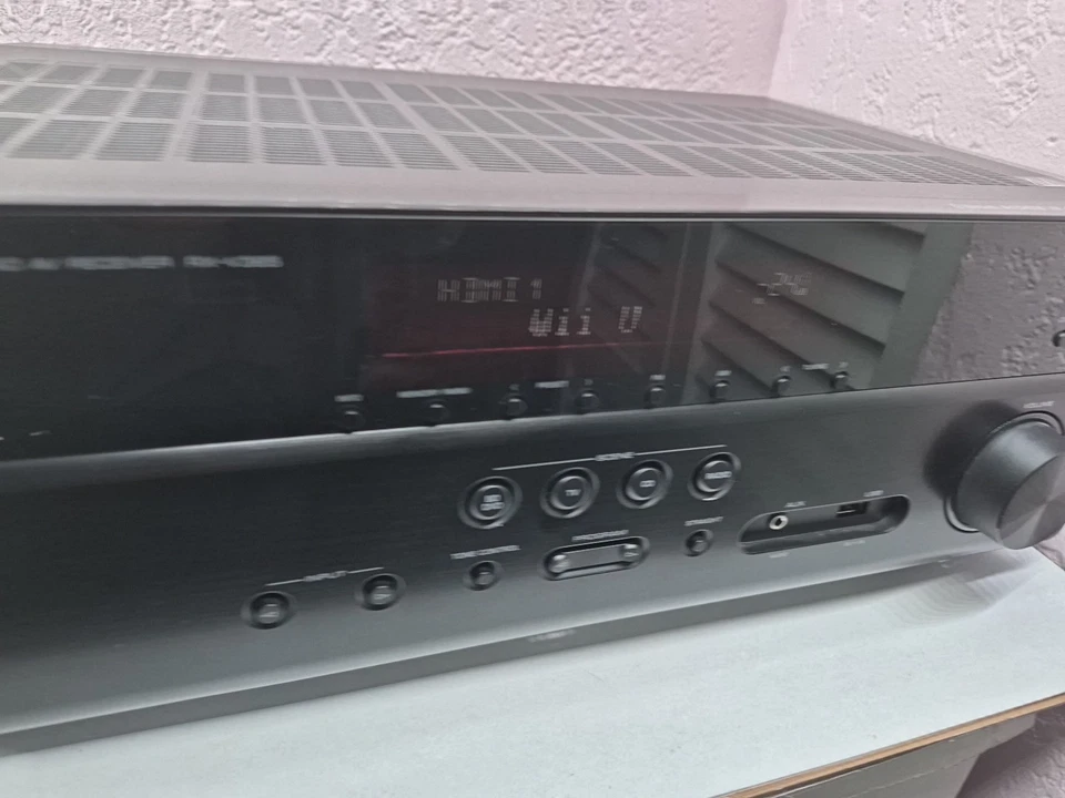 Yamaha RX-V385 5.1-Channel 4K Ultra HD AV Receiver - In Very Good Condition - Image 3 of 4