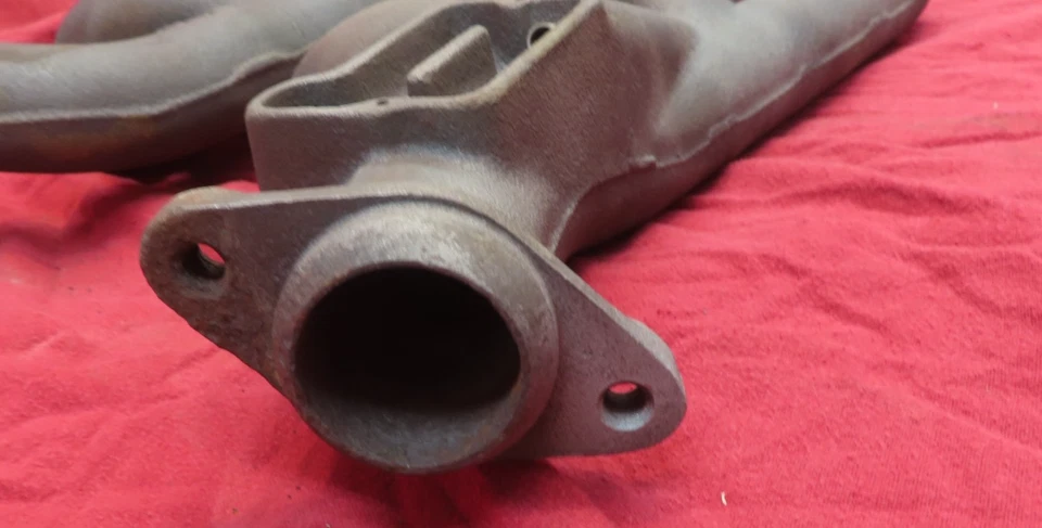 Colectores de escape vintage Buick 215 V8 L y R 1193697 y 1347550 Oldsmobile 215ci Foto 3 de 4