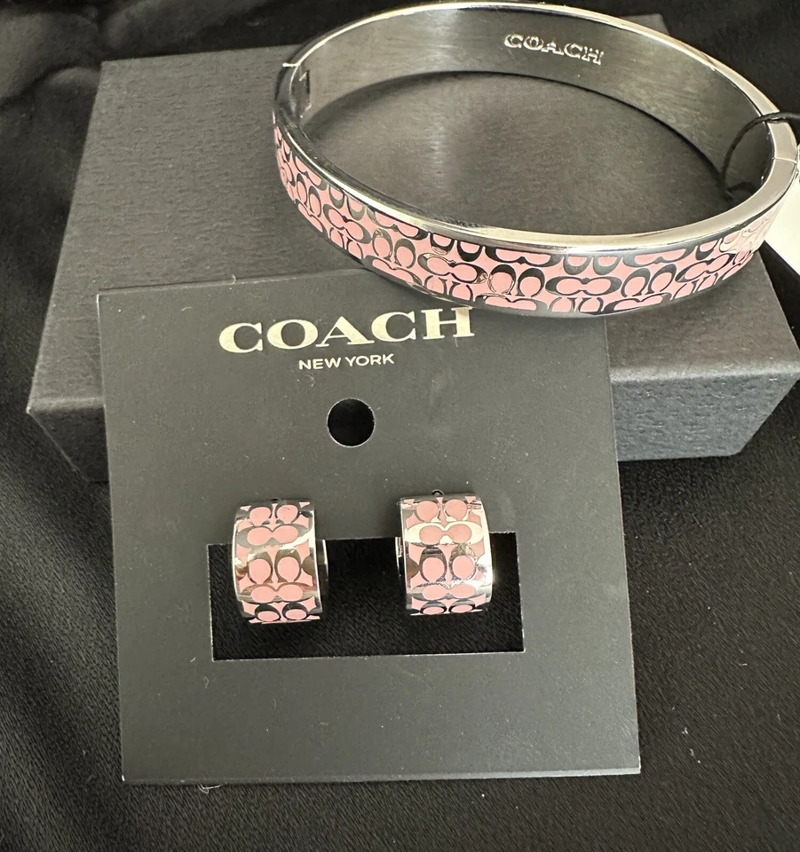 Conjunto Coach Logo Blush Rosa Esmalte/Plata Aro Pendientes Brazalete Bisagras Pulsera Foto 4 de 4