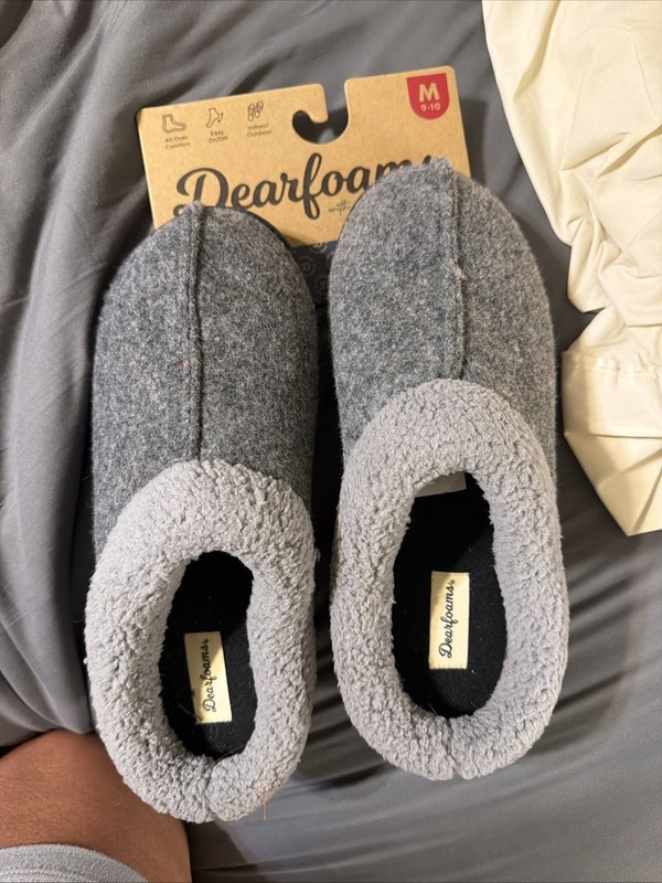 NEW - Dearfoams memory foam slippers - Men's size 9-10