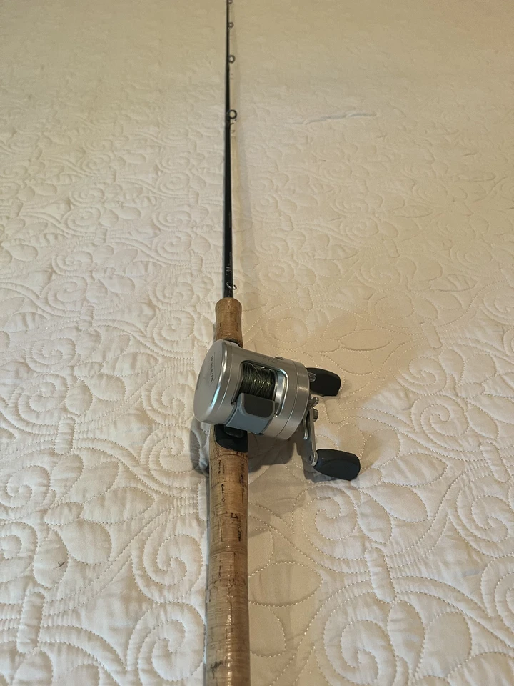 Varilla Abu Garcia Morrum 3600C real y 6 pies 2 pulgadas puesta a mano MH (MLC621MH) Foto 3 de 4