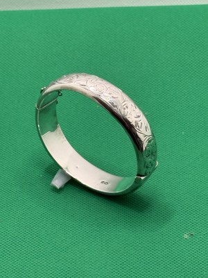 Vintage 1982 Hallmarked Sterling Silver Engraved Bangle Bracelet Medium size
