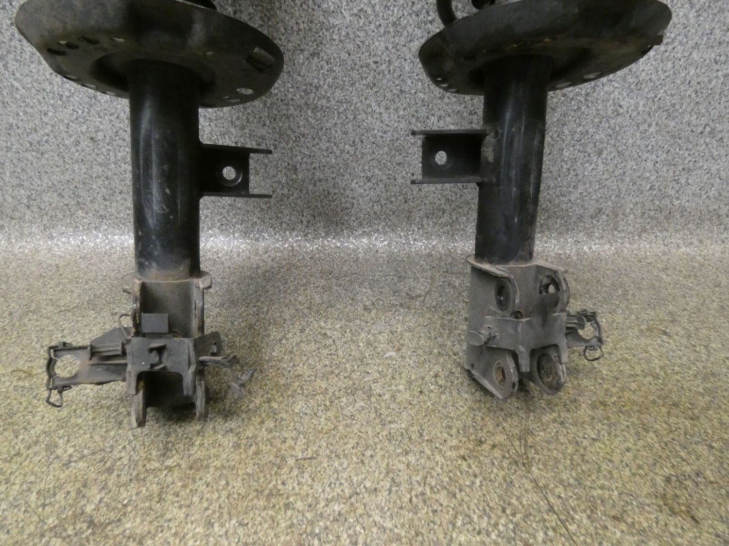 Federbein vorne links rechts Stoßdämpfer 188Tkm Mercedes W176 A180 