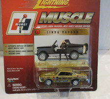 Johnny Lightning Linda Vaughn Hurst Hemi Under Glass Wheel Stander 68 Barracuda