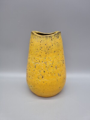 Eine biomorphe Vase aus Studiokeramik mit Lavaglasur von André Freymond, Schweiz.