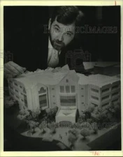 1989 Press Photo Xavier University's new library model displayed by Ron Blitch