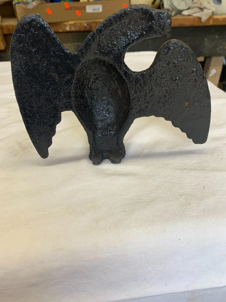 Águila de hierro fundido con aspecto correcto decoración valla de techo arquitectura rescatada Foto 2 de 4