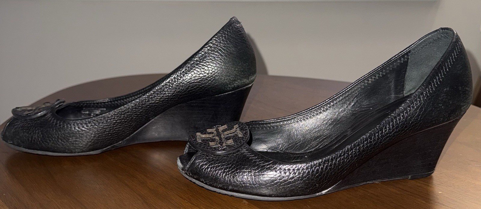 Women’s Tory Burch Black Pebbled Leather Peep Open Toe Wedges Sandals Pumps 8.5 thumbnail 2